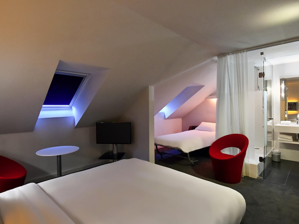 ROOM, TRIPLE, 1 DOUBLE AND 1 SINGLE BED