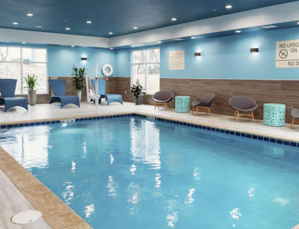 Hampton Inn Manitowoc 4/6