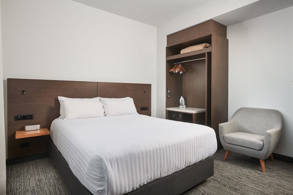 Holiday Inn West Perth 21/70
