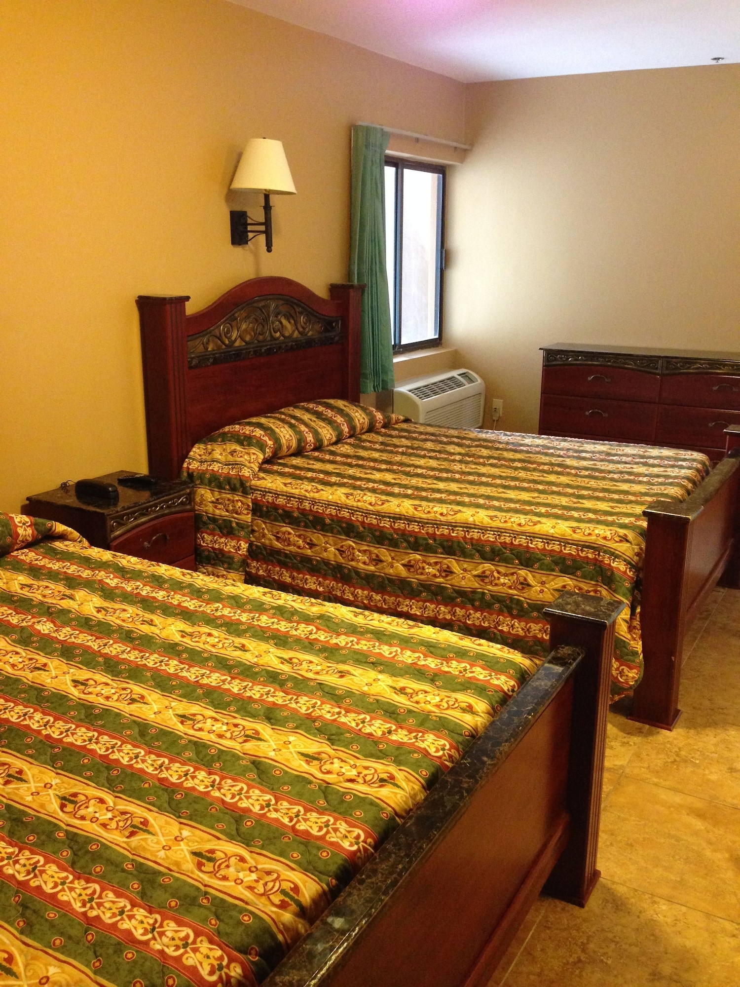 STANDARD, 2 DOUBLE BEDS