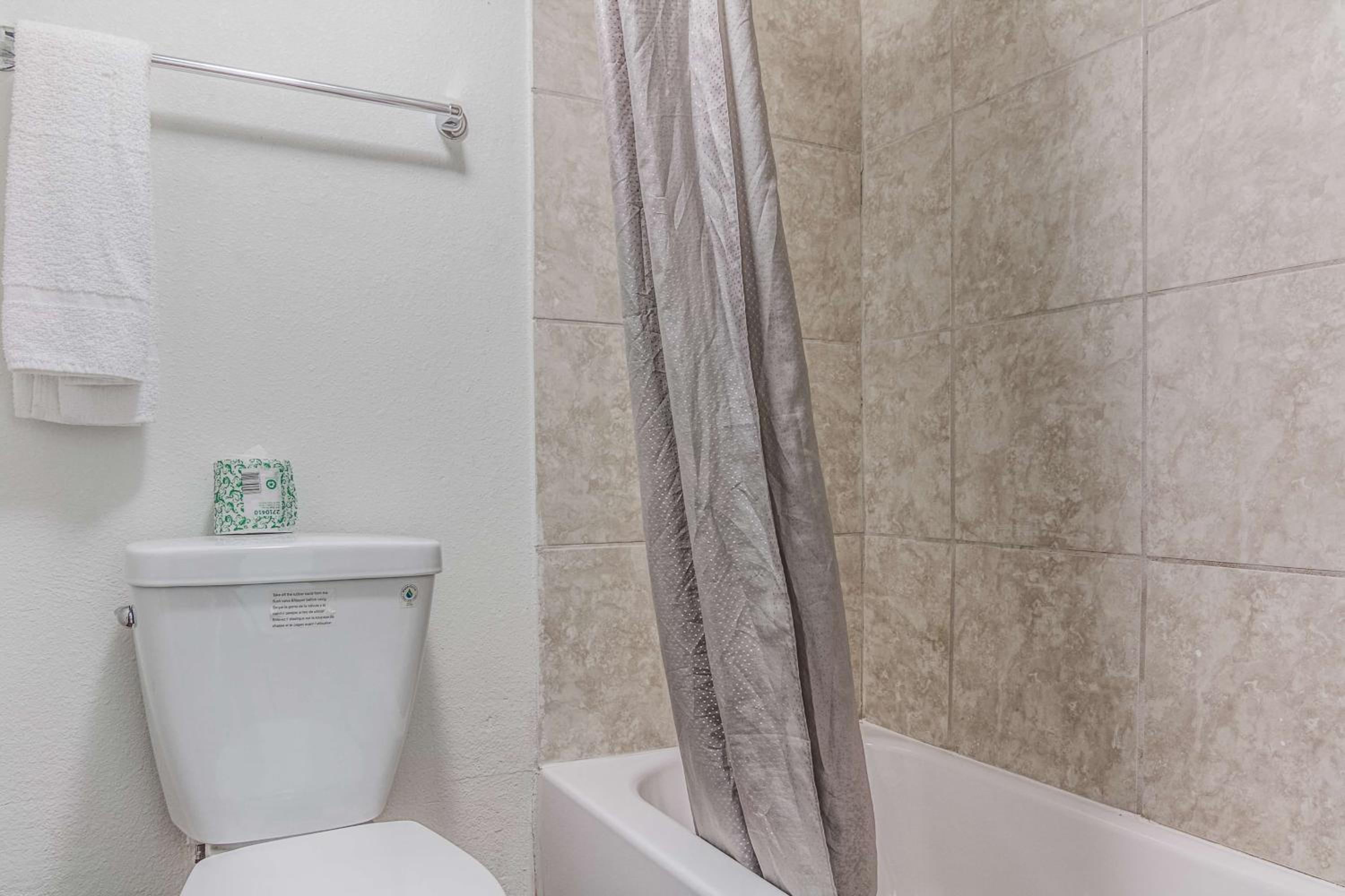 1 King Bed Mobility Accessible Tub, Nsmk، Motel6 Texarkana, AR 5/7