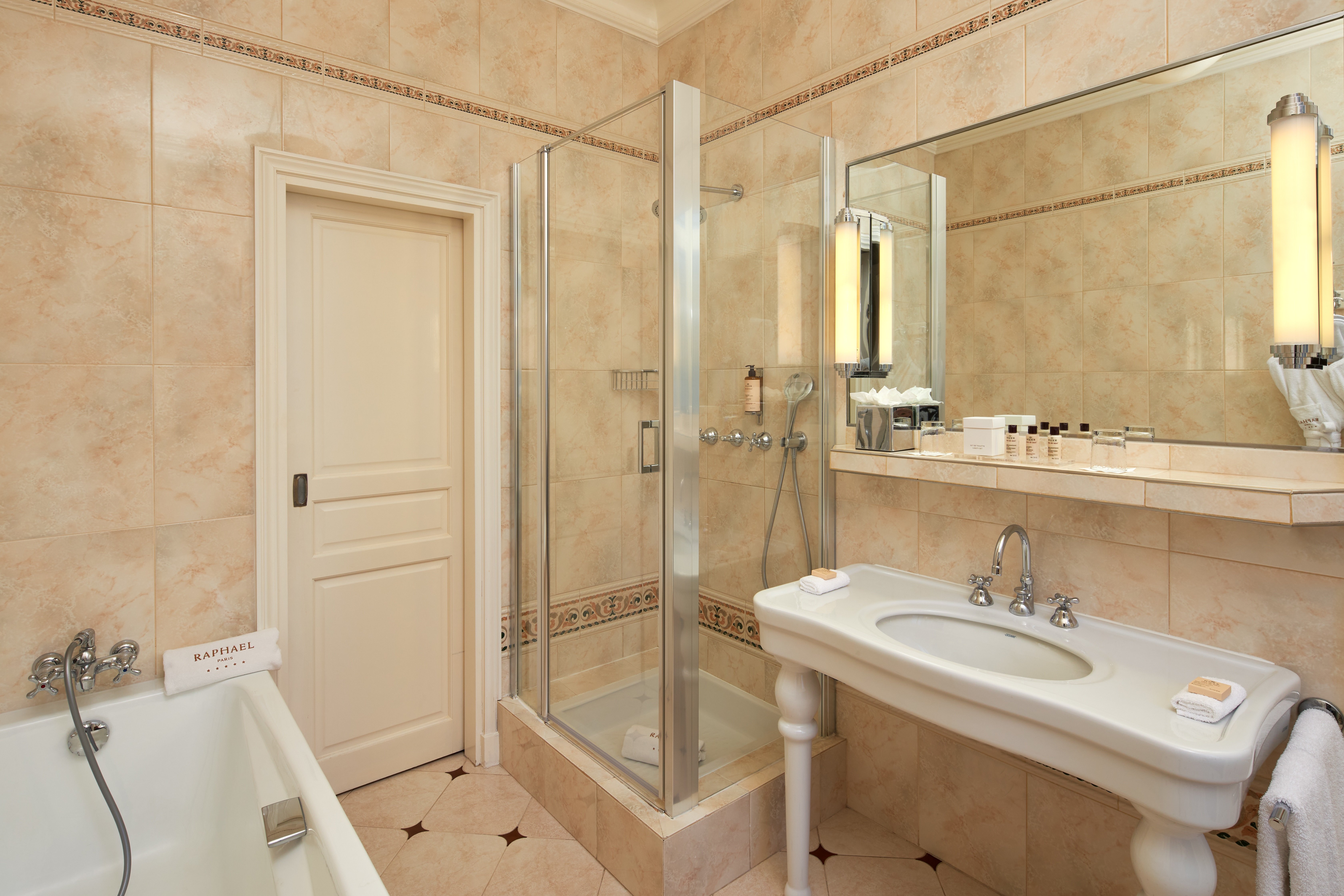 HOTEL RAPHAEL 77/80