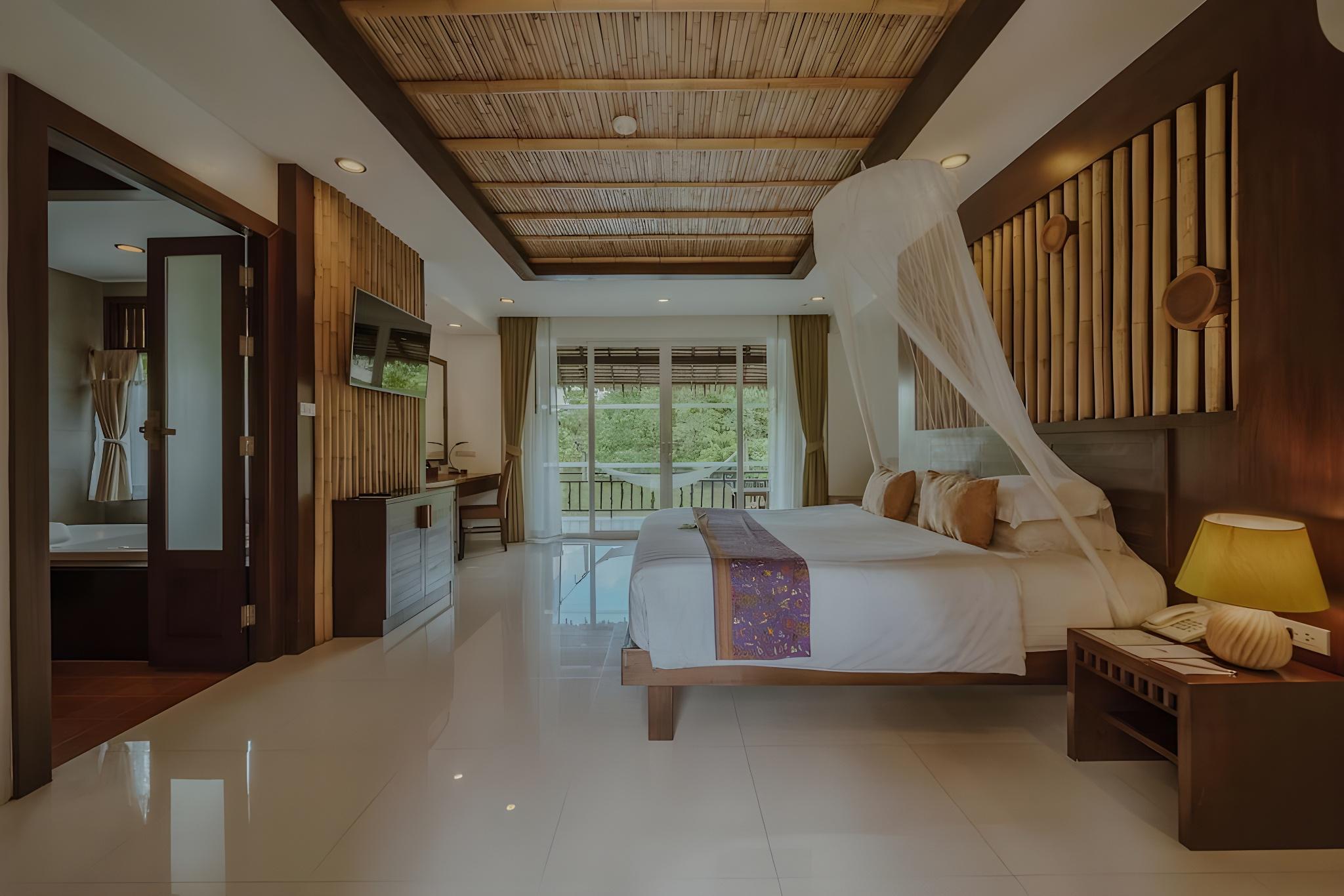 Grand, Cottage, Queen Bed, Pond View