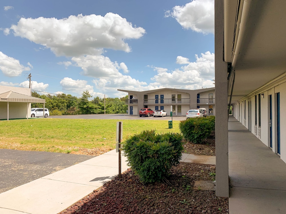 Motel6 Lexington, KY - Airport 30/36