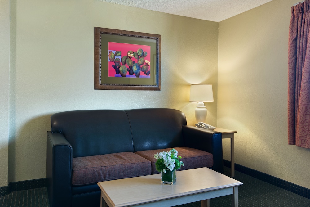 Oxnard Inn Lancaster, CA 36/59
