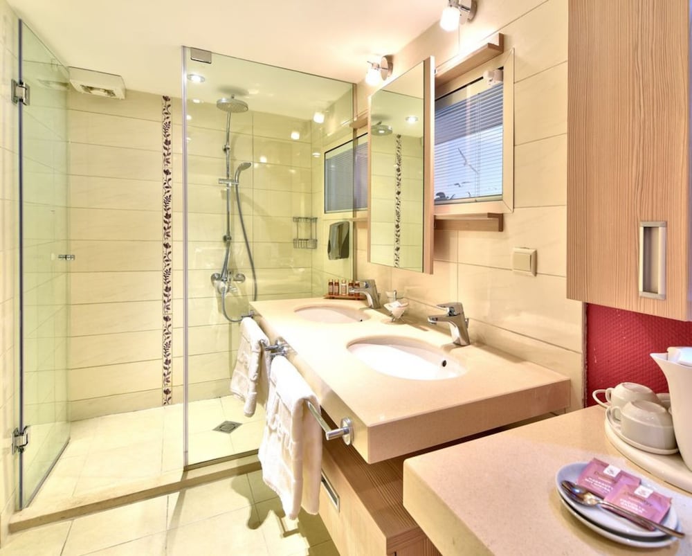 AMELIA HOTEL 44/45