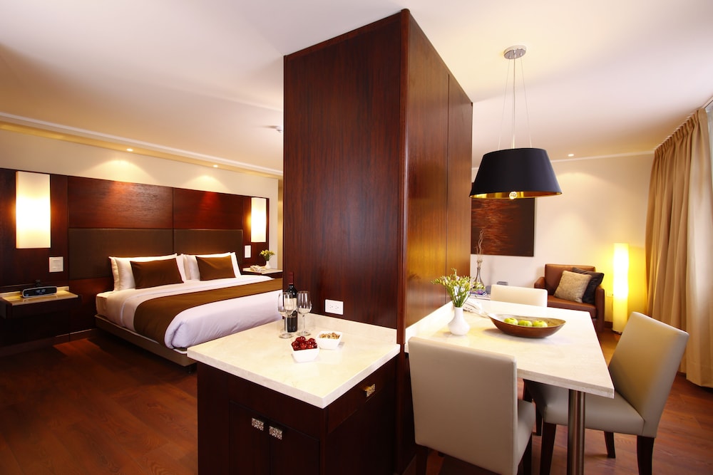 HOTEL REINA ISABEL 33/64
