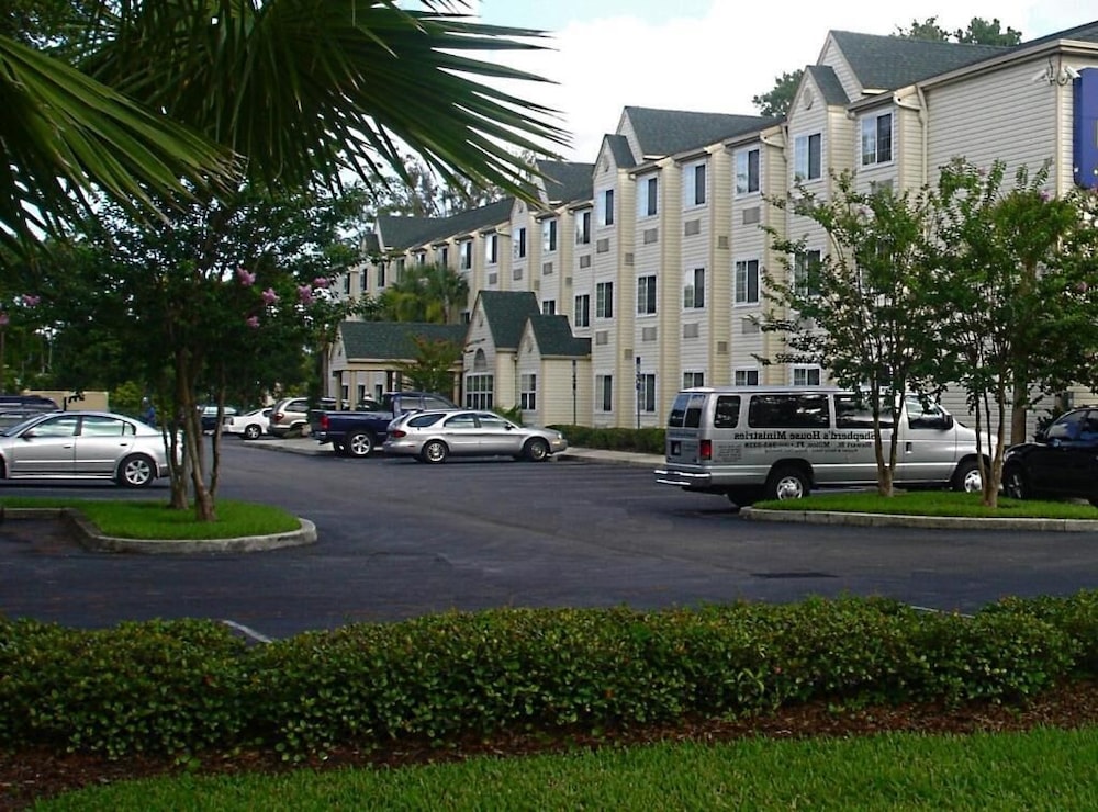 Hometown Inn Suites Jacksonville Butler Blvd Southpoint 28/39