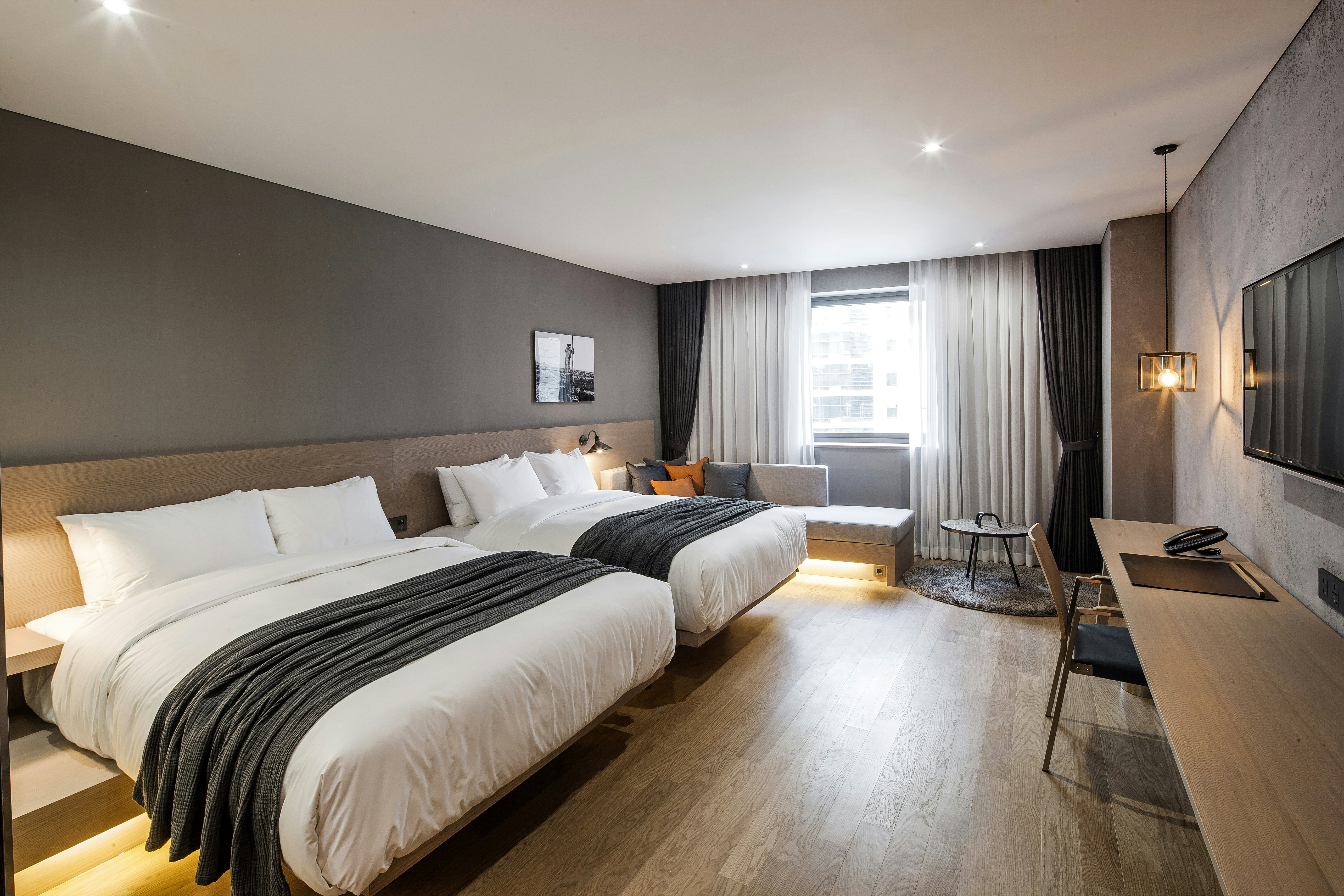 FAMILY, TWIN BEDS