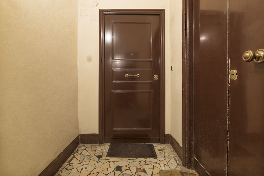 Villa Borghese Roomy Flat 10/28