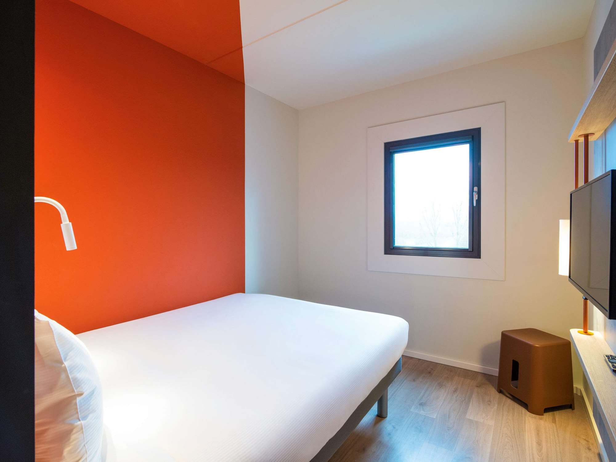 ROOM, DOUBLE BED