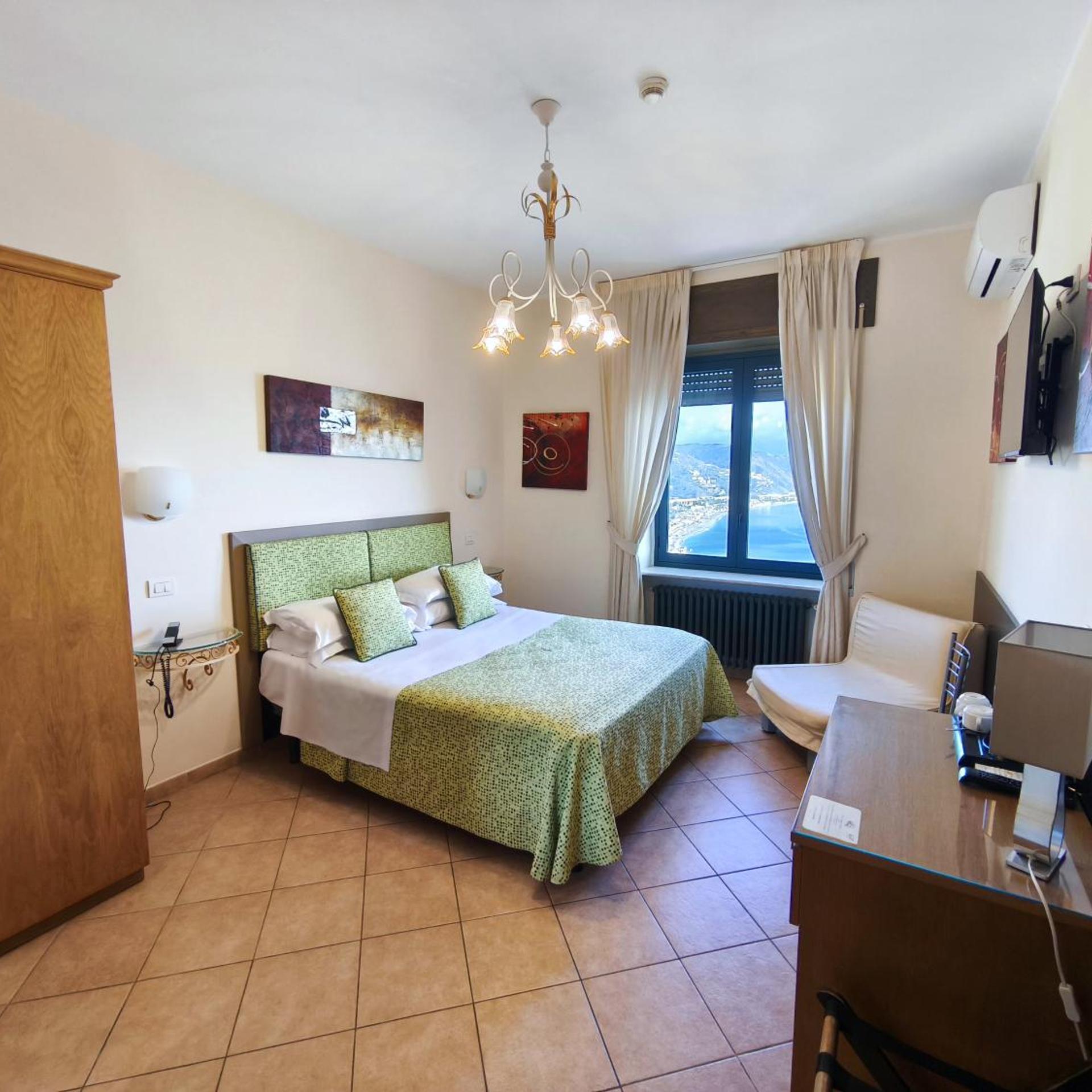 غرفة قياسية بسرير مزدوج بإطلالة على البحر، Hotel La Pensione Svizzera 3/9