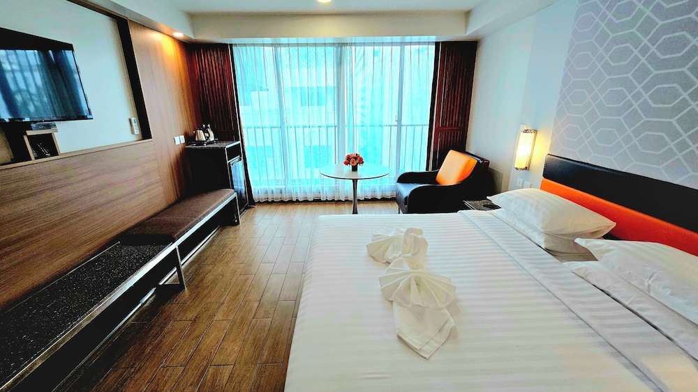 DELUXE, KING BED
