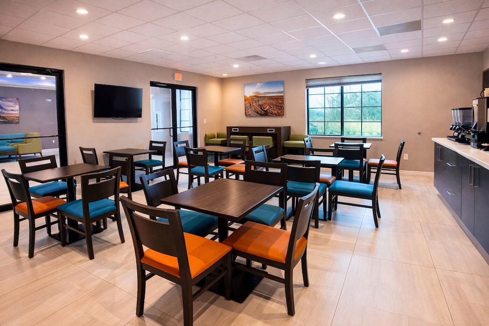 Days Inn & Suites by Wyndham Greater Tomball 49/61