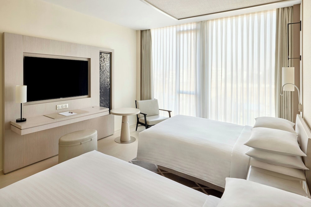 Deluxe, Twin Beds, Pool View