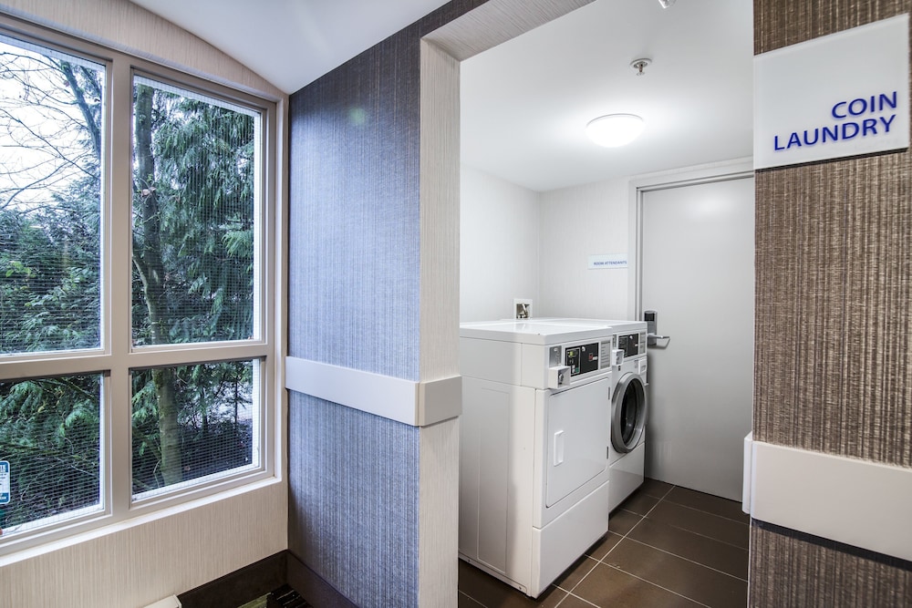 Holiday Inn Express Suites Langley 37/73