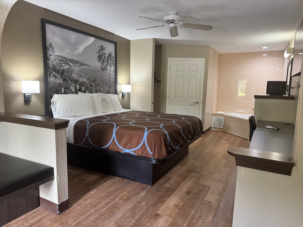 Super 8 by Wyndham Moss Point 6/25