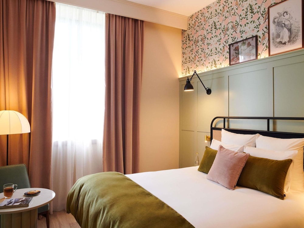 Classic, Double Bed, Square Lodge Hotel La Roche sur Yon - Handwritten Collection 2/5