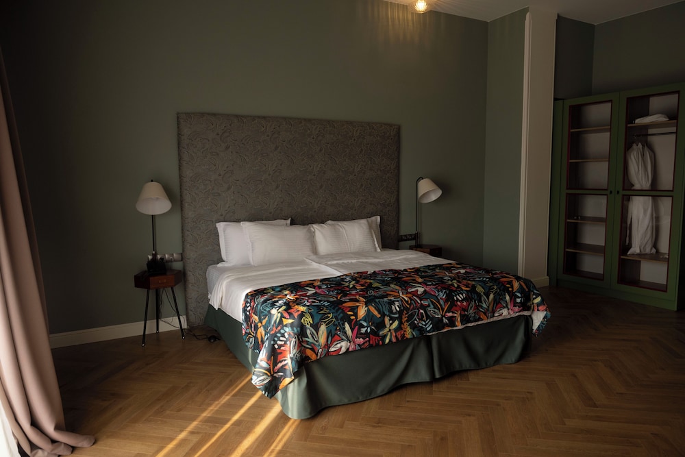DELUXE, DOUBLE OR TWIN BED, RIVER VIEW