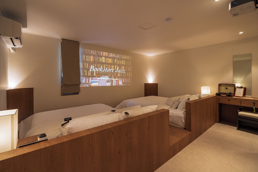 PARTY, PREMIER, TWIN BEDS