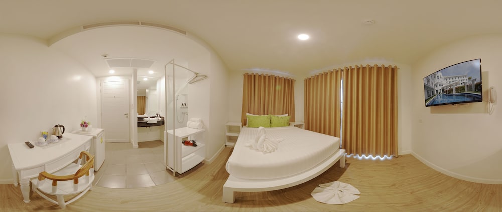 Chada At Nakhon 50/50