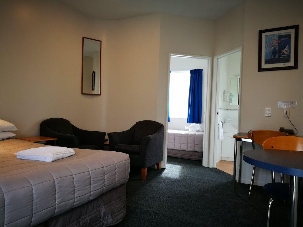 Airport Birches Motel 26/68