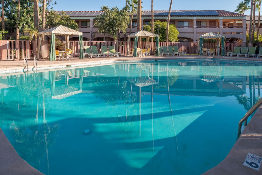 La Fuente Inn Suites 35/65
