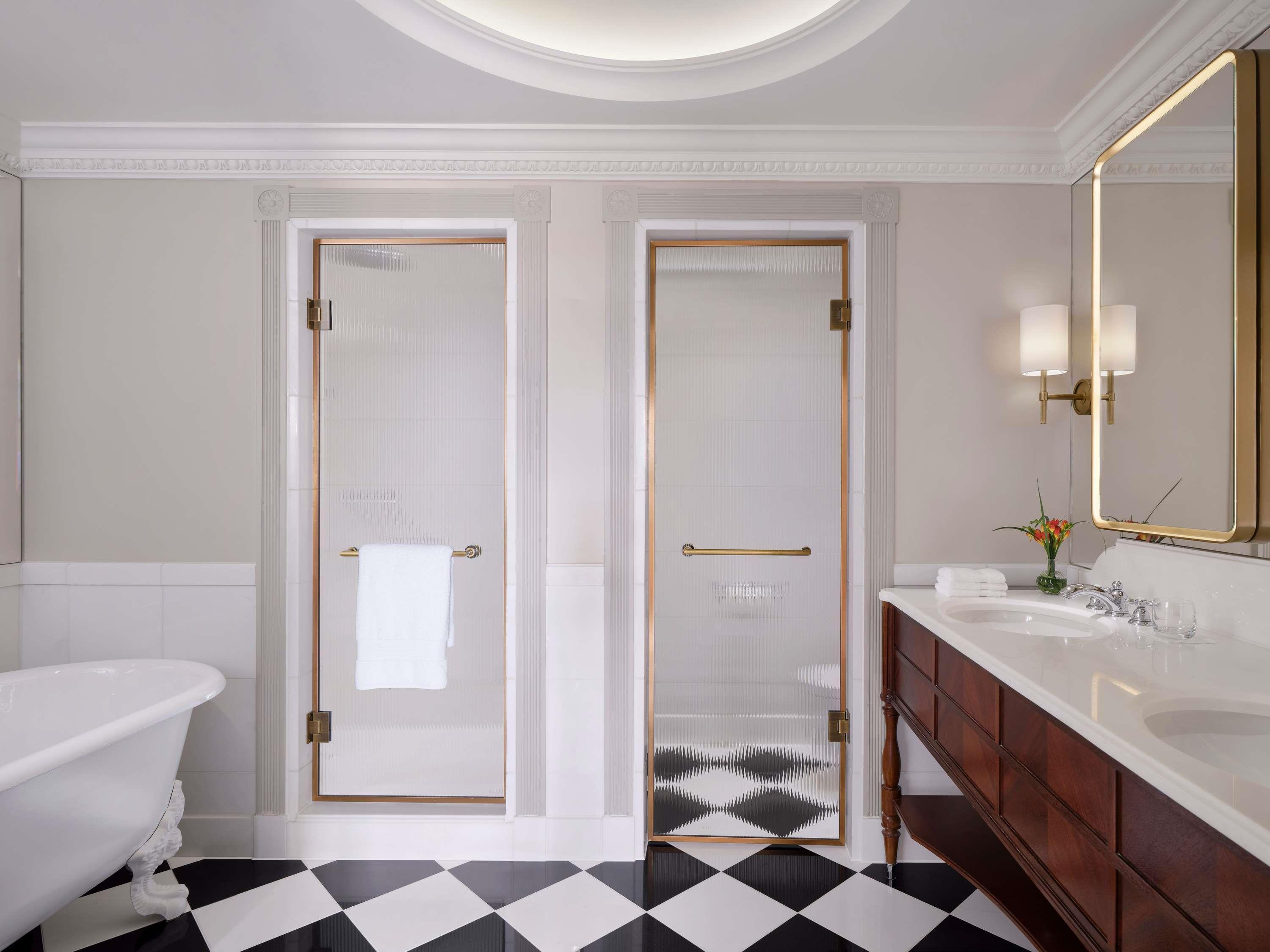 جناح بسرير مزدوج بشرفة، The Savoy Hotel 3/3