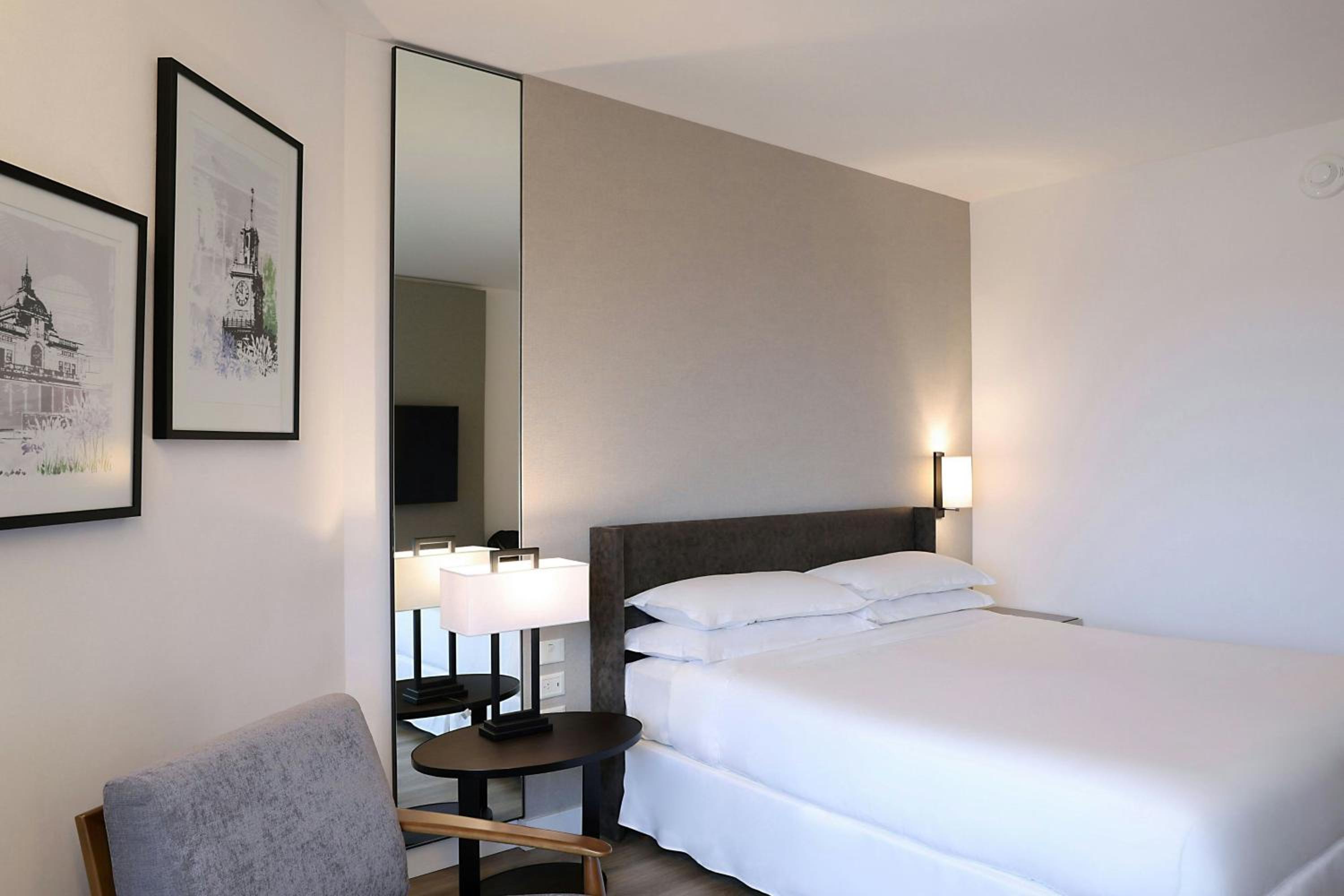 Guest Room, Superior, King Bed, Pool Access