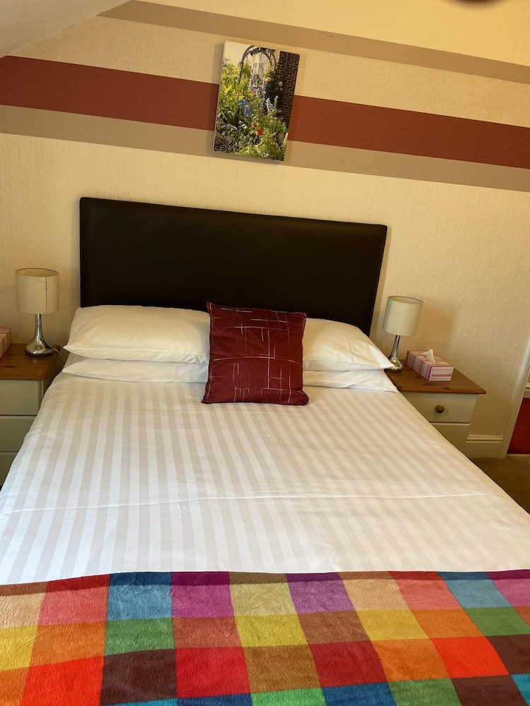 Diamonds Lodge Ltd (Ex Crossways Guest House) 7/34