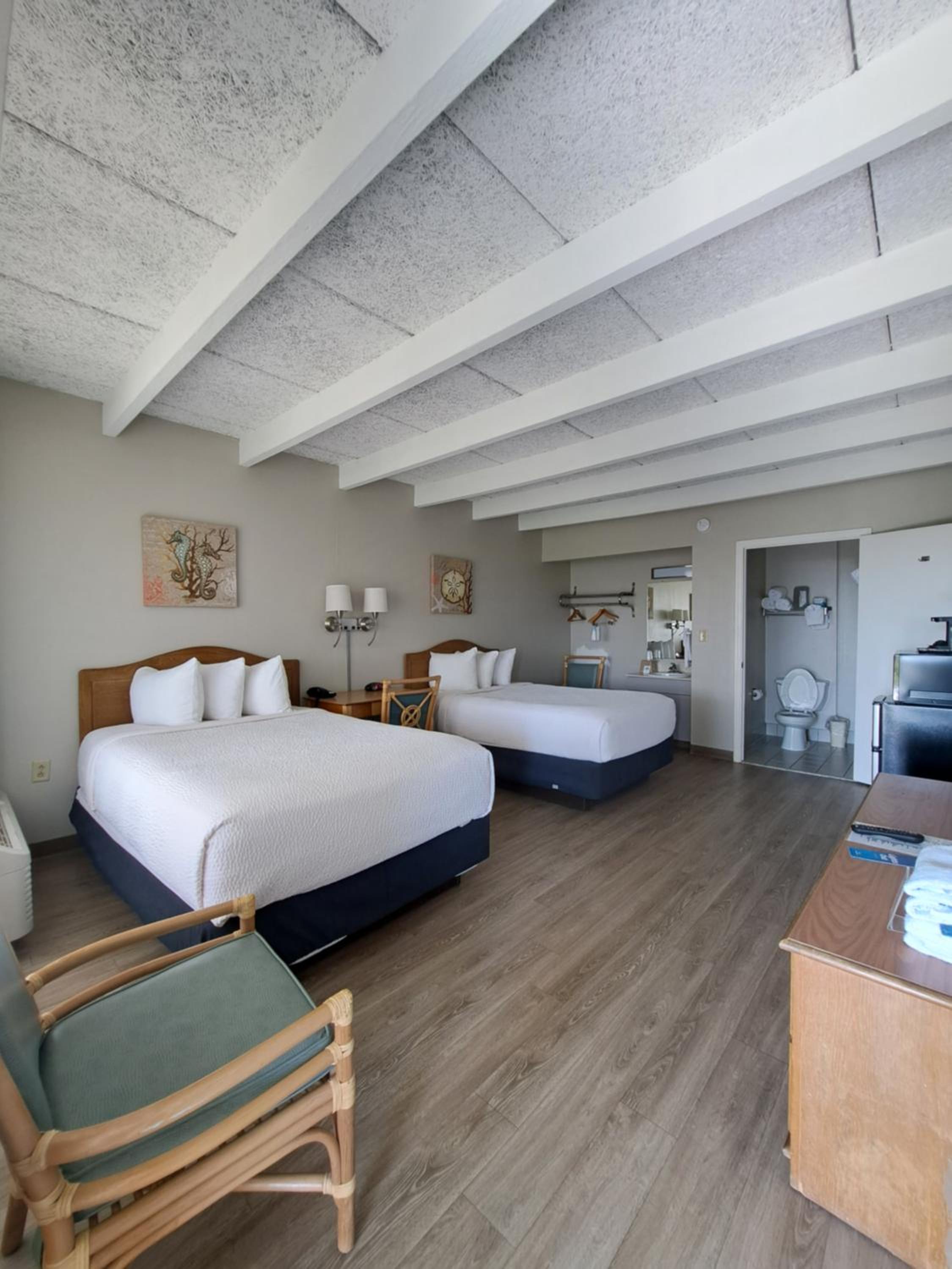 غرفة بسريرين مزدوجين بإطلالة جزئية على البحر، Days Inn & Suites By Wyndham Jekyll Island 9/10