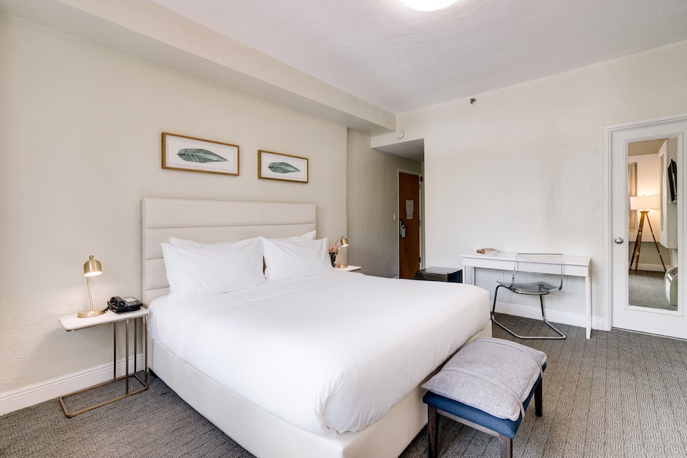 CREST Hotel & Suites 24/66