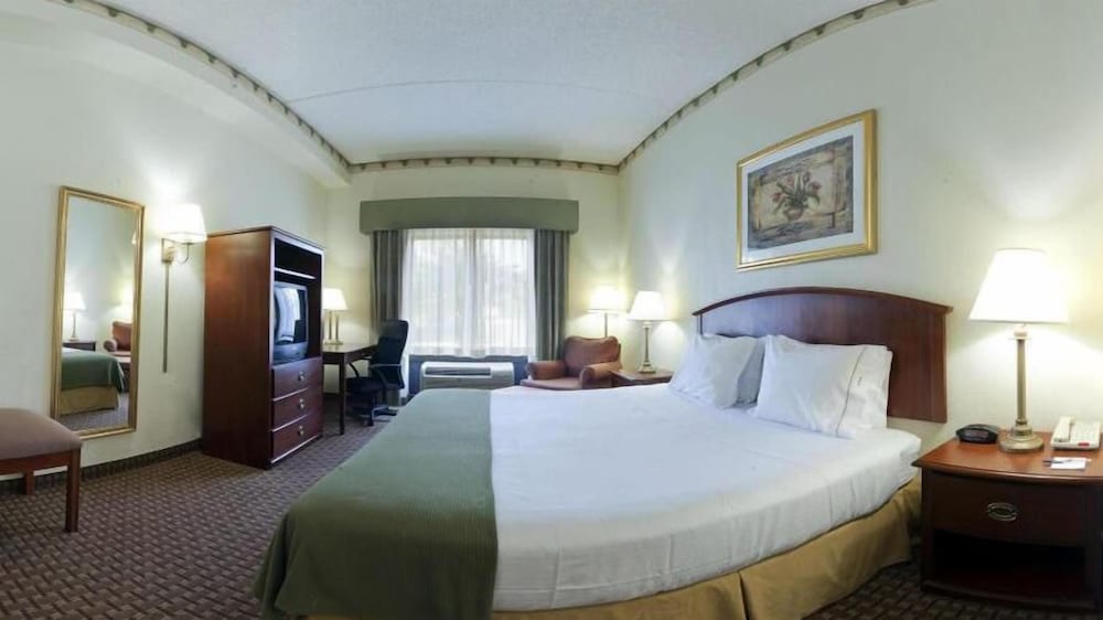 Holiday Inn Express & Suites North East 18/53