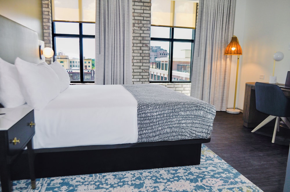 STANDARD, QUEEN BED