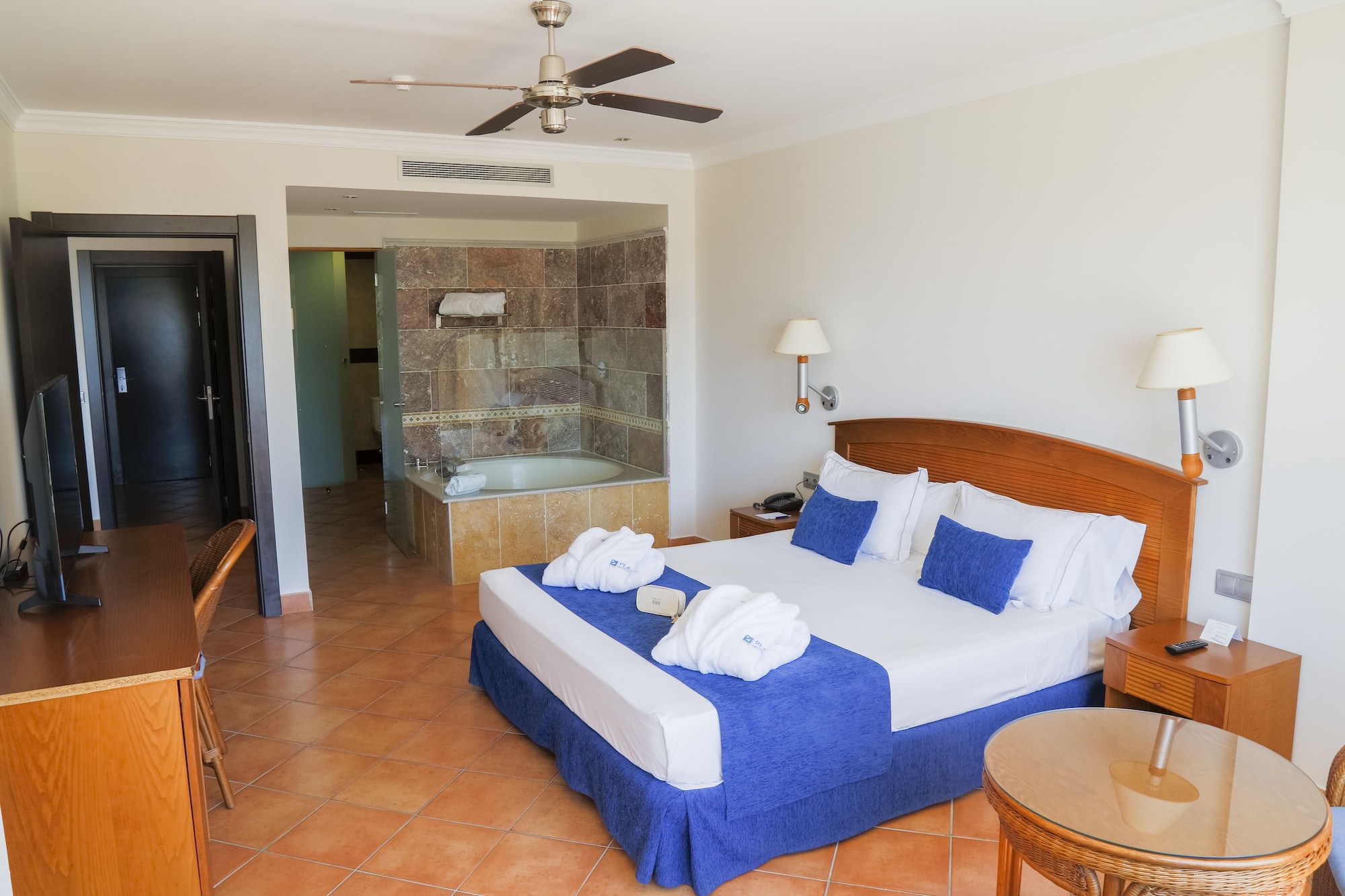 1 BEDROOM, SUITE, GARDEN VIEW