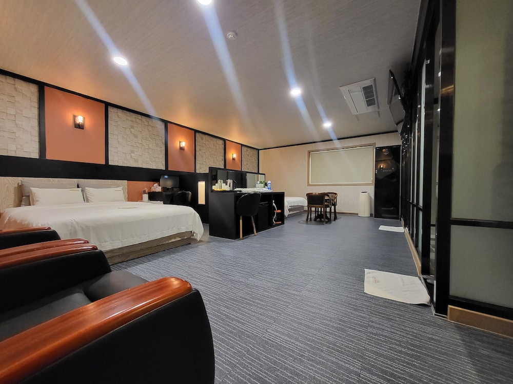 Goldenroot Hotel In Gimhae 19/35
