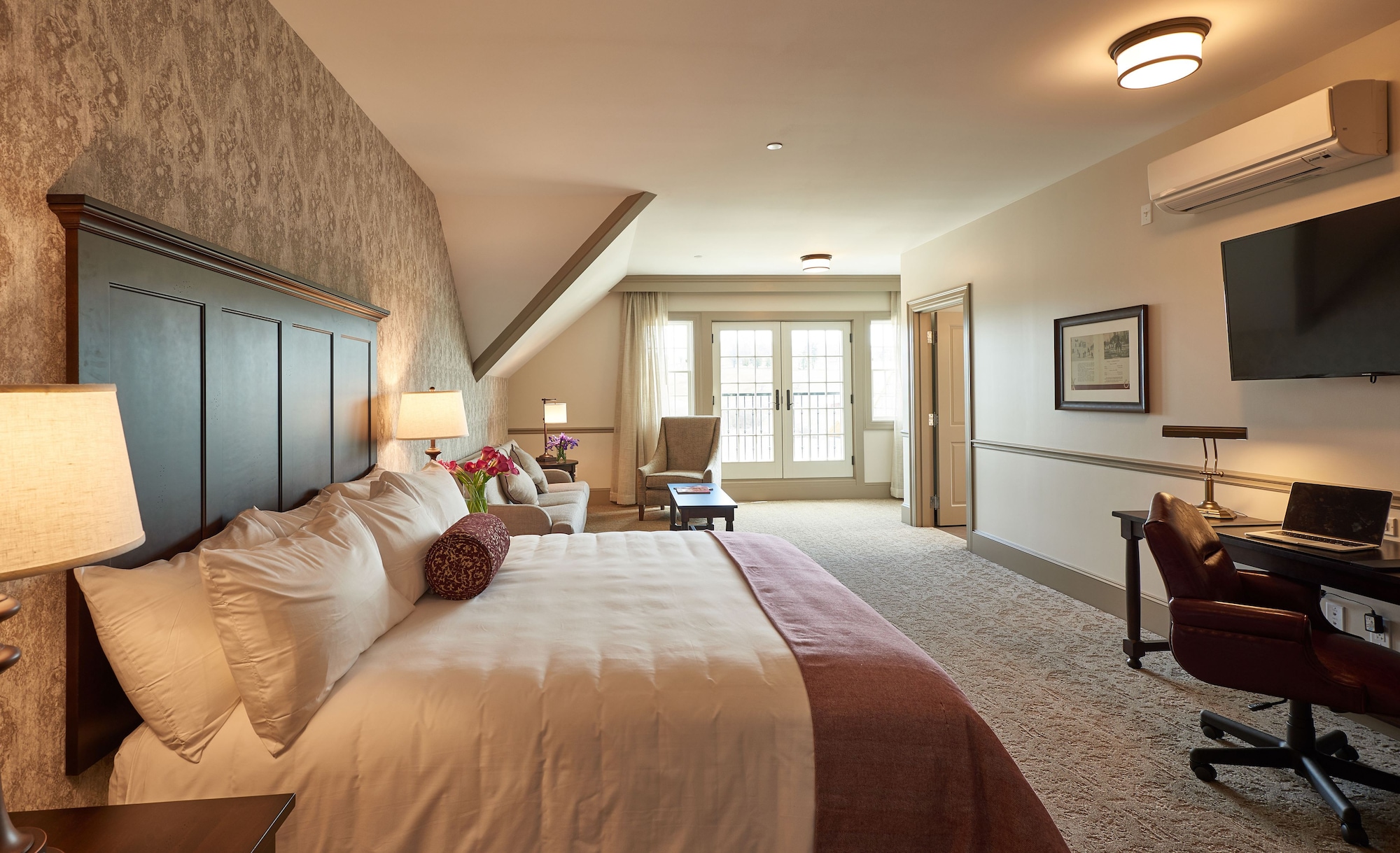Premier, King Bed, Hill View