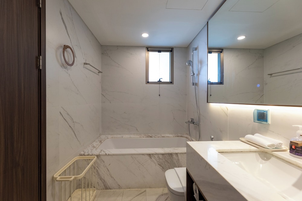 Midtown Premium Apartments 37/40