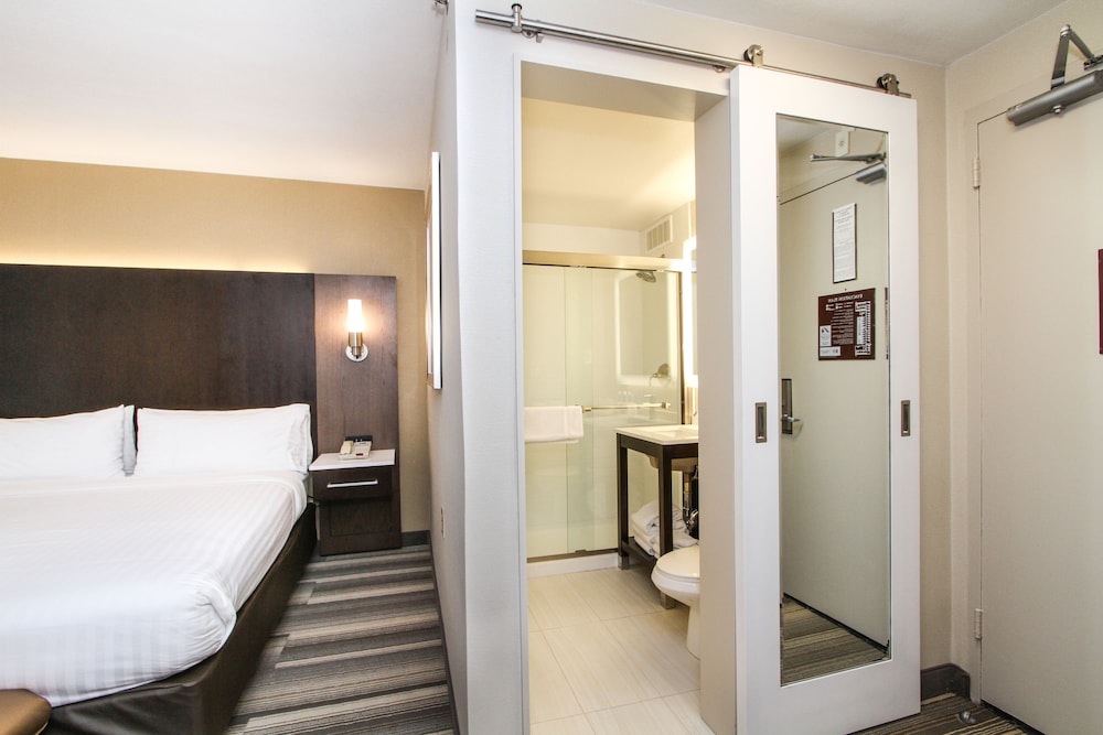 Holiday Inn Express San Diego Downtown 16/56