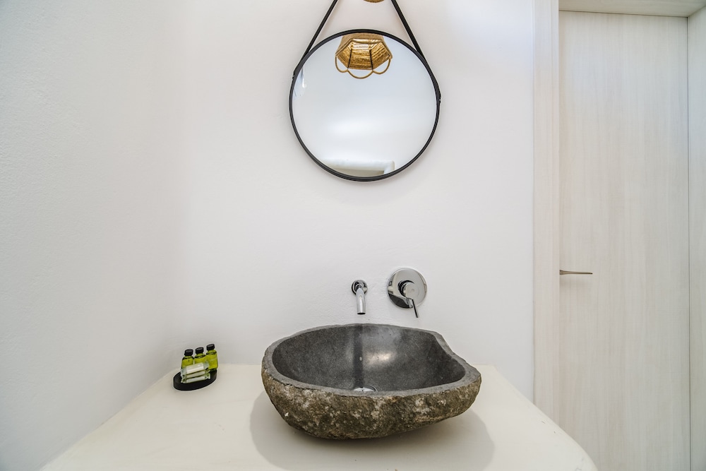 Amethyst Exclusive Suites Oia 43/72