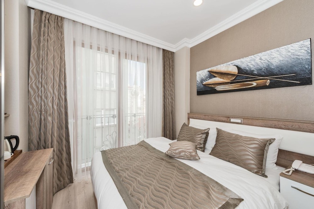 Alphonse Hotel 38/50