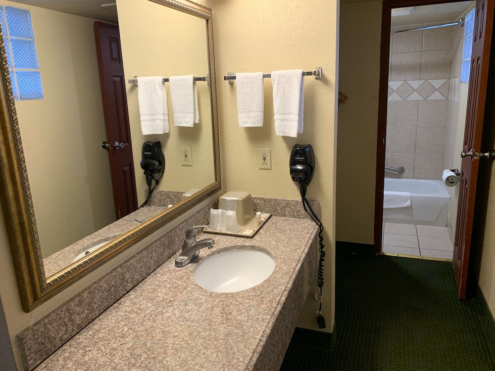 Econo Lodge Del Rio, TX 10/20