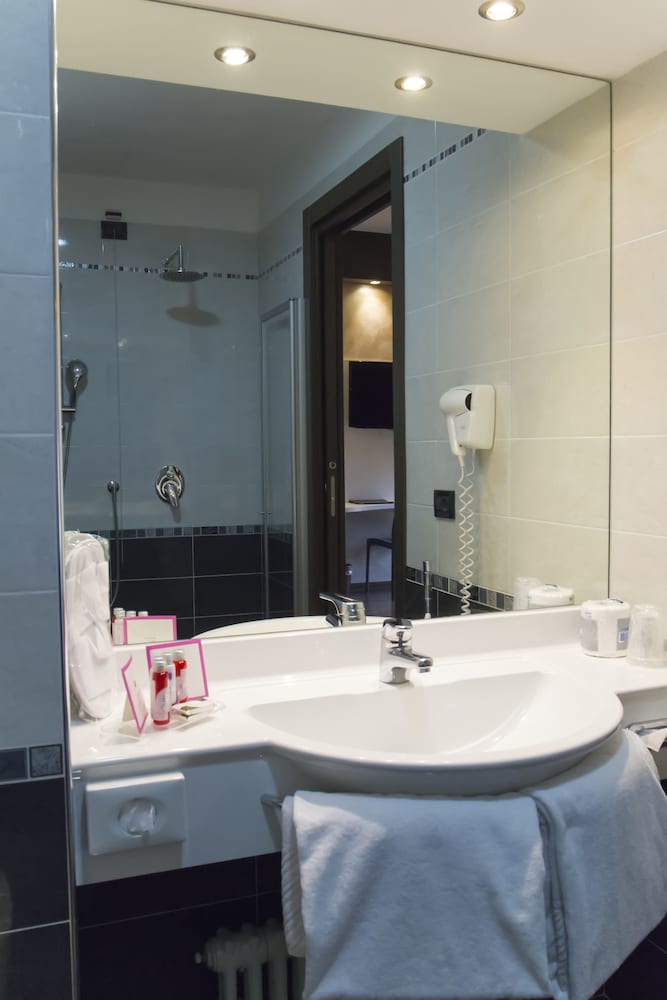 Room, Single, Double Bed, Continental 6/6