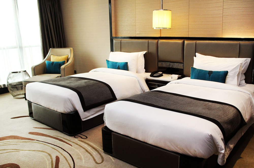 Pacific Regency Hotel Suites 34/70