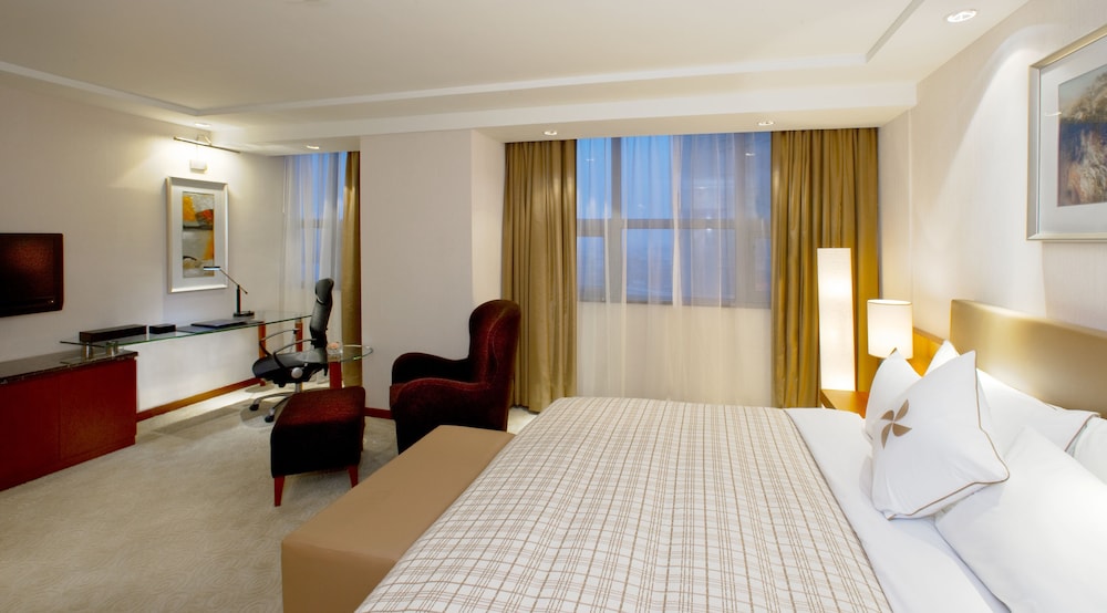 Merryland Traders Hotel 6/20