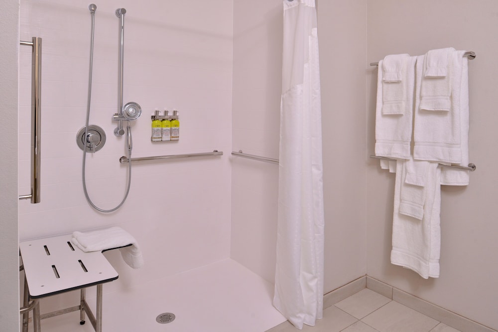 Holiday Inn Express & Suites Olathe West 17/60