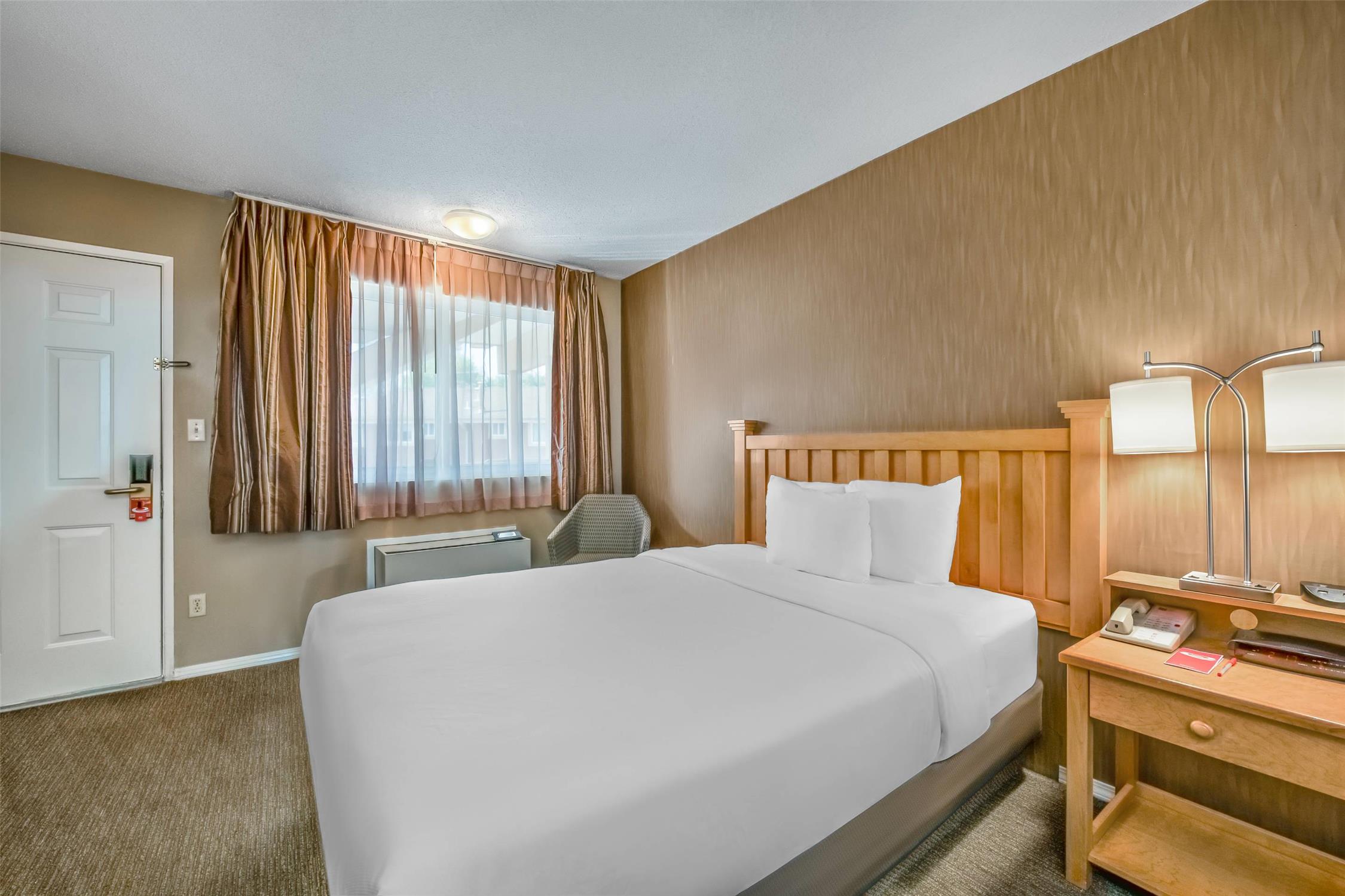 Econo Lodge Inn & Suites North Vancouver 25/52