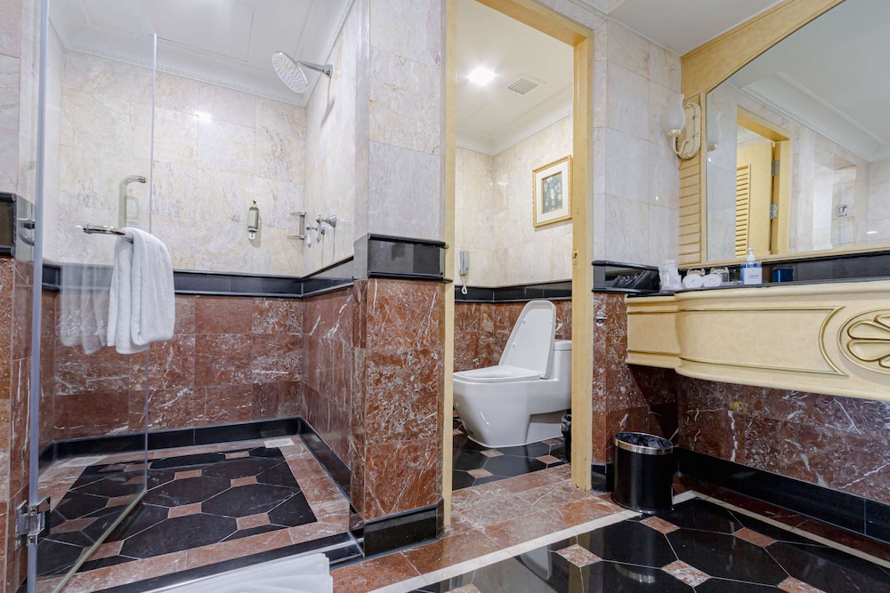 Golden Tulip Sovereign Hotel 7/50