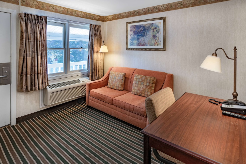Travelodge by Wyndham Great Barrington Berkshires 34/43