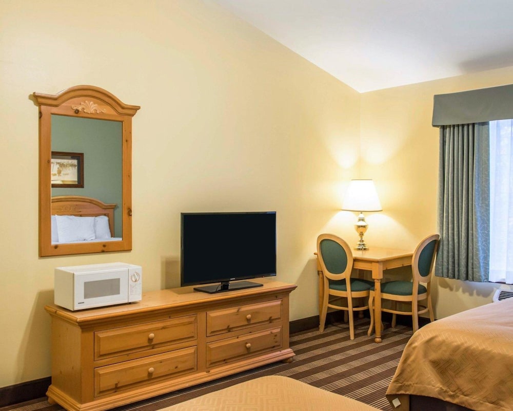 Econo Lodge Inn & Suites Eau Claire South 29/33